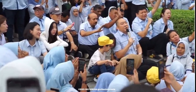  Direktur Utama PT Sritex, Iwan Kurniawan Lukminto, menyanyi bersama ribuan karyawan Sritex pada hari penutupan pabrik untuk selamanya. (X@pikiranrakyat)